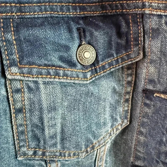 NWOT• Abercrombie & Fitch denim vest •M w/ bottom raw edge - Picture 4 of 5